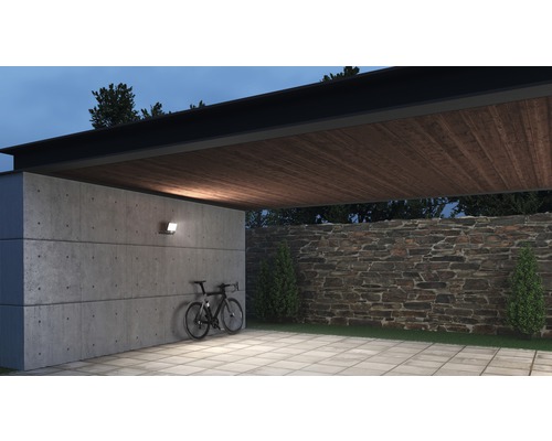 Belyst garage med betongvägg, tak med träbjälkar och cykel