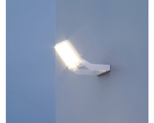Vägglampa med svängbar arm för individuell ljusriktning