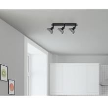 Taklampa med tre spotlights i ett köksutrymme.