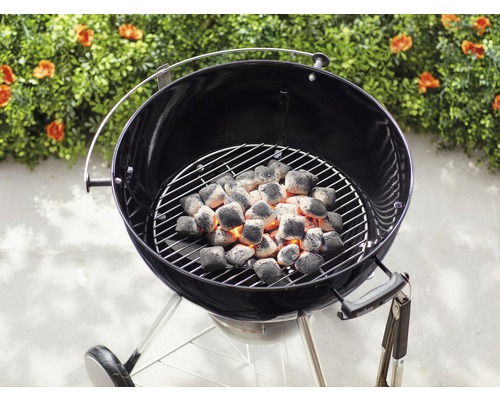 Klotgrill med glödande grillbriketter