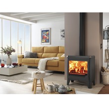 Vardagsrum med kamin, soffa och soffbord