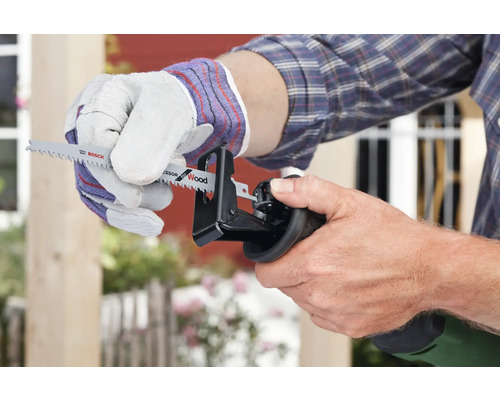 Person byter ett Bosch tigersågblad för trä på en tigersåg.