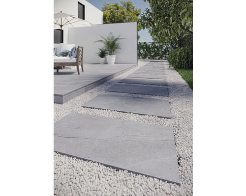 Trädgårdsscen med gångväg av terrassplattor och grusbädd