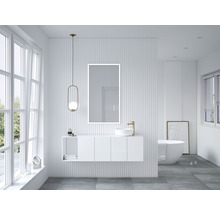 Ljust badrum med spegel, tvättställ, lampa och badkar