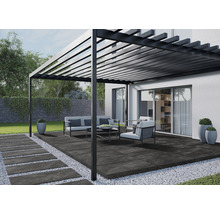 Terrass med pergola, trädgårdsmöbler och stenplattor