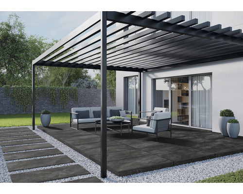 Terrass med pergola, trädgårdsmöbler och stenplattor