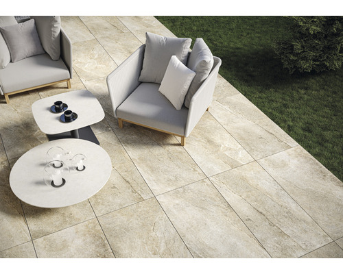 Terrass med golvplattor, fåtöljer och bord