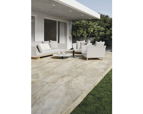 Terrass med trädgårdsmöbler och golvplattor