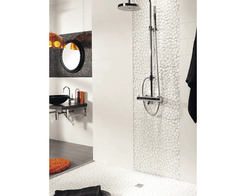 Badrum med dusch, handfat och spegel