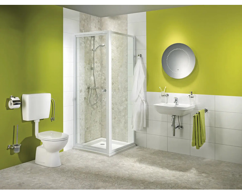 Ljust badrum med toalett, dusch, handfat och spegel