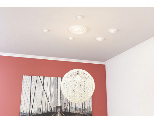 Innertak med dekorlister och rosetter samt hängande lampa