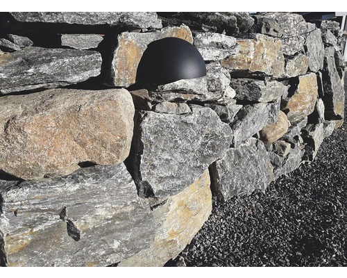 Utomhusvägglampa på en stenmur