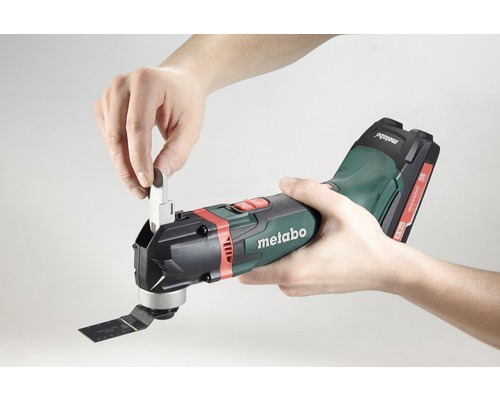 Metabo logotyp. Metabo batteridrivet multiverktyg med tillbehör i drift.