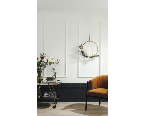 Dekorativt vardagsrum med väggpaneler, barvagn, fåtölj och blommig accent