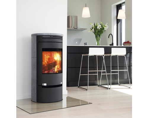 Braskamin med glasgolvplatta i ett modernt inrett rum