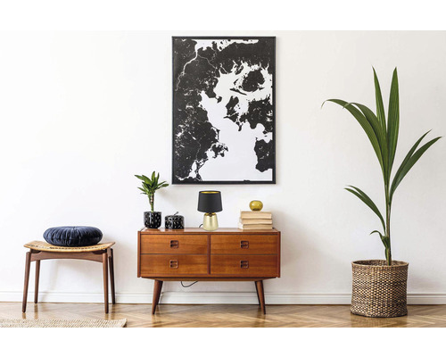 Vardagsrum med byrå, bordslampa, växt och väggmålning