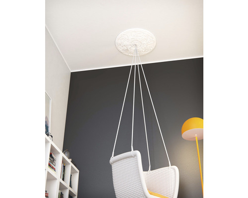 Takrosett med hängfåtölj i ett ljust rum