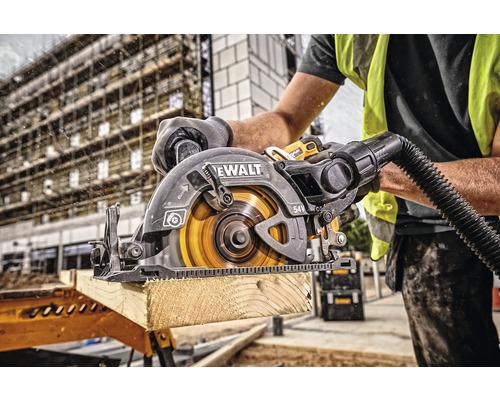 Hantverkare sågar trä med en DeWalt cirkelsåg.