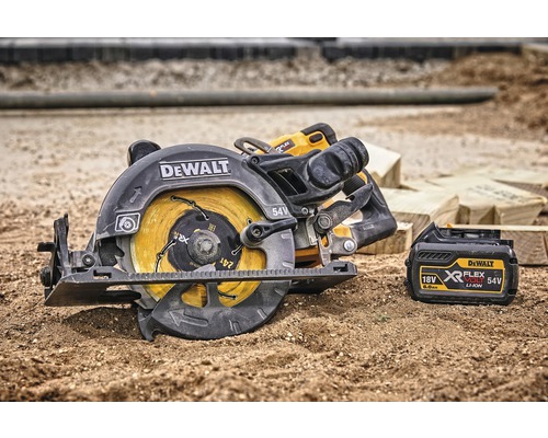 DeWalt handcirkelsåg med batteri på byggarbetsplats