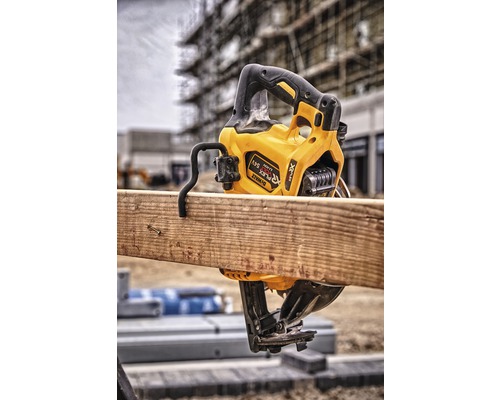 Dewalt batteridriven spikpistol på en träplanka på en byggarbetsplats