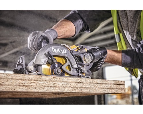 DeWalt cirkelsåg som sågar en träbräda