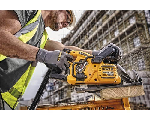 En byggnadsarbetare använder en DeWalt batteridriven cirkelsåg för att såga en träbit.