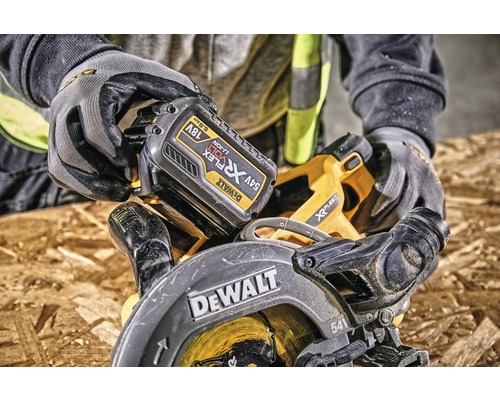 Batteridriven cirkelsåg med DeWalt-batteri i drift