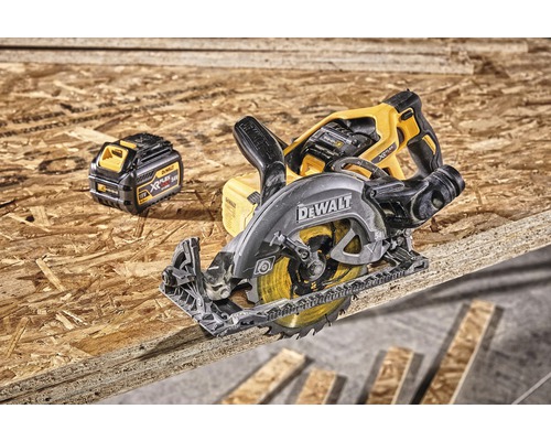 Dewalt handhållen cirkelsåg med batteri på trä