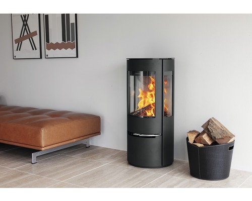 Braskamin med vedkorg i ett vardagsrum