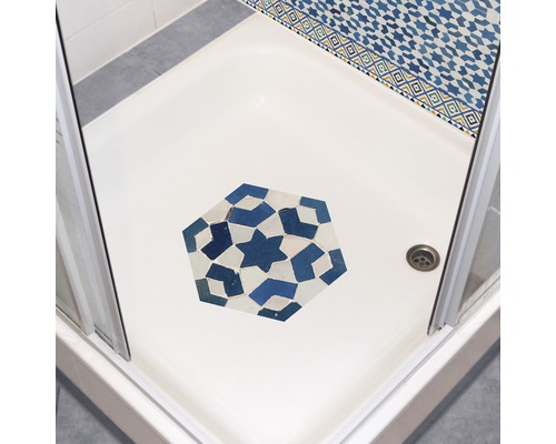 Detaljbild av duschkabin med dekor och avlopp