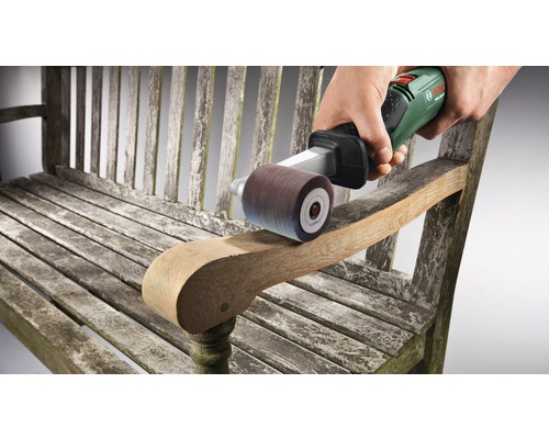 Slipning av en trädgårdsbänk med ett elverktyg