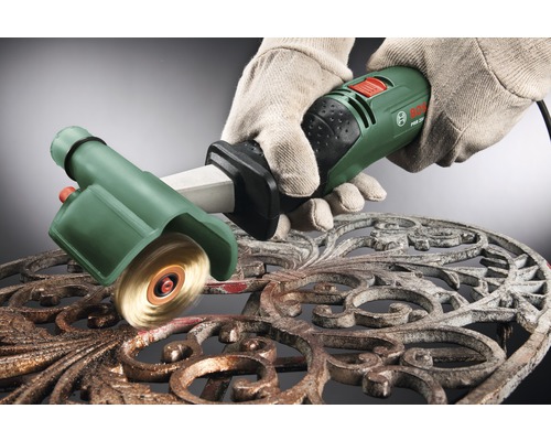 En person med handskar använder en borstmaskin från Bosch för att rengöra en utsmyckad metallyta.