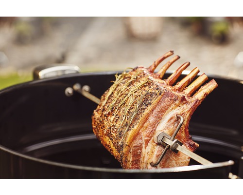 Lammracks med rosmarin på ett grillspett
