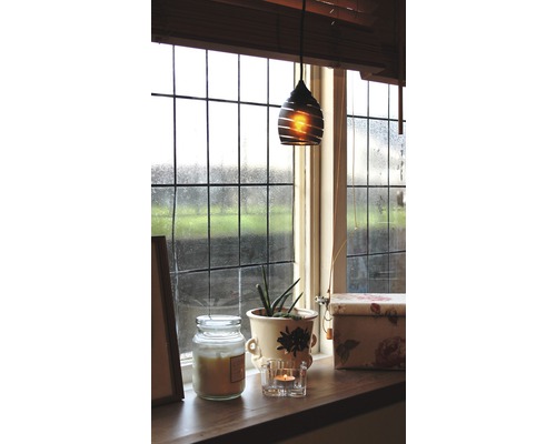 Fönsterbräda med dekorativ lampa, ljus, växt och smyckeskrin