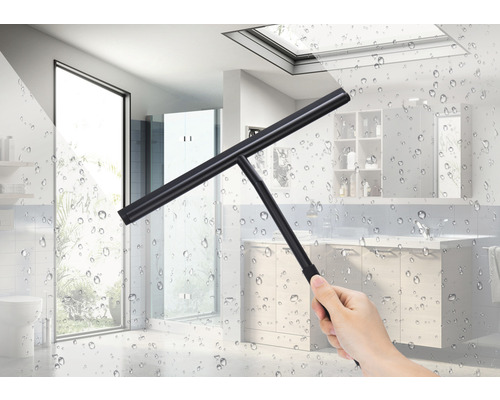 Fönsterskrapa framför badrumskakel med vattendroppar