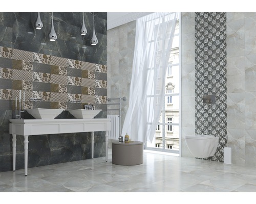 Ljust badrum med tvättställ, toalett och mönstrat kakel