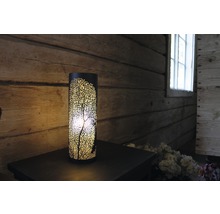 Dekorativ bordslampa med trämotiv på ett bord