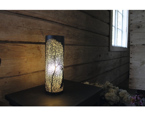 Dekorativ bordslampa med trämotiv på ett bord