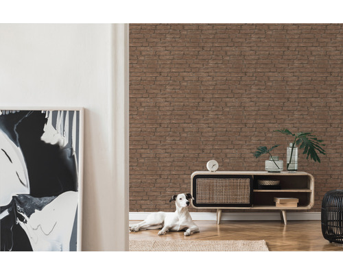 Vardagsrum med brun tegel tapet, byrå och dekoration