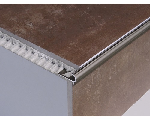 Kakelprofil av metall på kakelkant