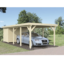 Carport i trä med förråd och parkerad bil
