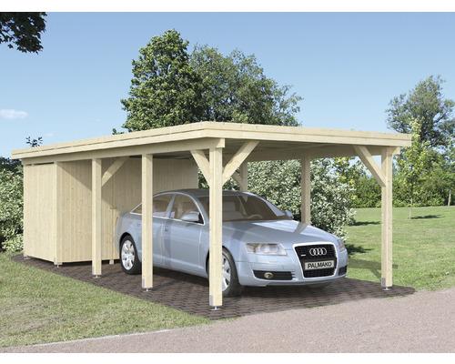 Carport i trä med förråd och parkerad bil