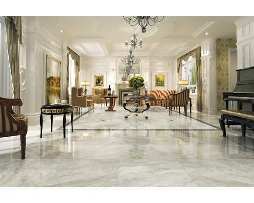 Elegant vardagsrum med klinkergolv, möbler och dekoration