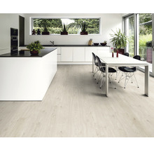 Ljust trägolv i en modern köksdesign med köksö och matbord.