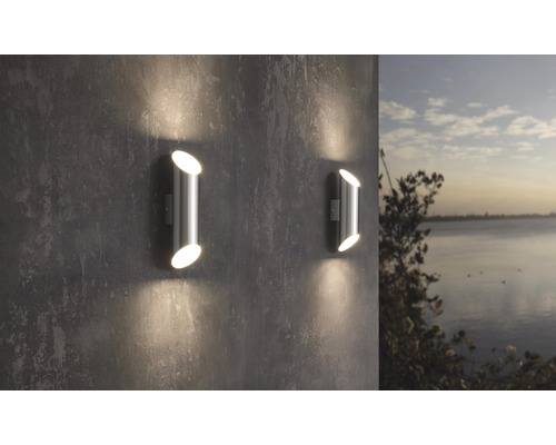 Två silverfärgade vägglampor på en vägg