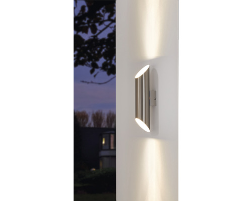 Modern vägglampa i metall för utomhusbruk