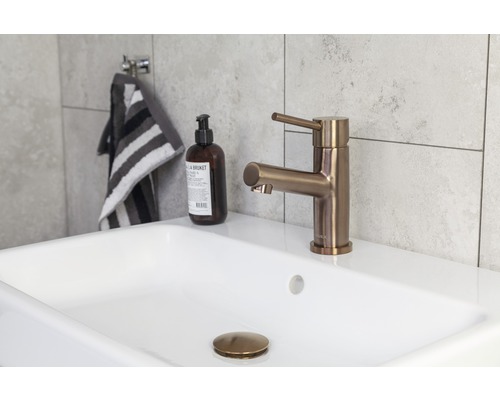 Tvättställ med armatur och handtvål