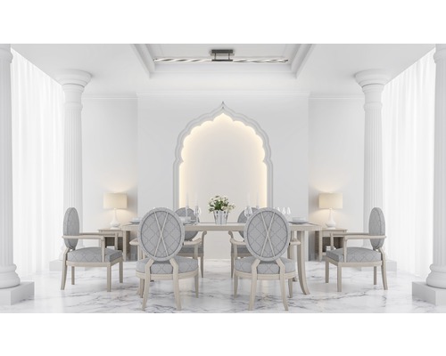 Ljus matsal med bord, stolar och kolumner i klassisk stil.