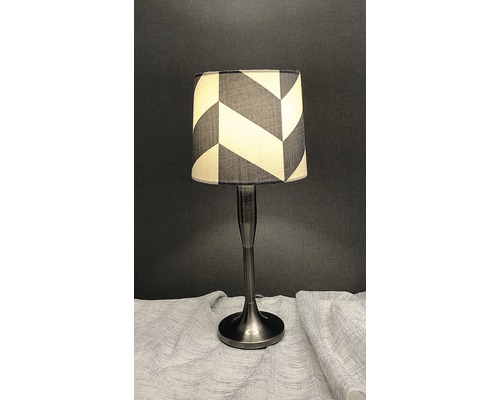 Bordslampa med geometriskt mönster på lampskärmen