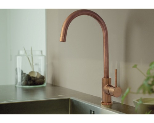 Kopparfärgad köksblandare vid diskbänken